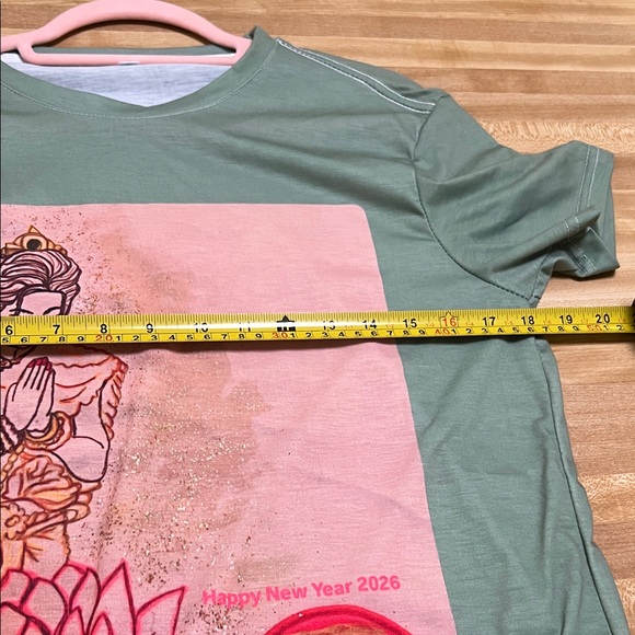S/M Green Graphic T-Shirt with Asian Lady Prayer. Happy New Year 2026 - Picture 4 of 8